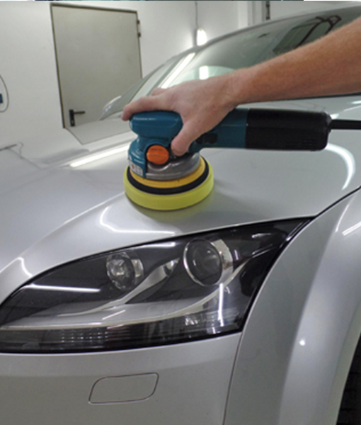 Professionelle Lackaufbereitung mit Poliermaschine auf silbernem Fahrzeug – Dellentechnik Kempf bietet Fahrzeugpflege im Raum Aschaffenburg, Miltenberg und Odenwald