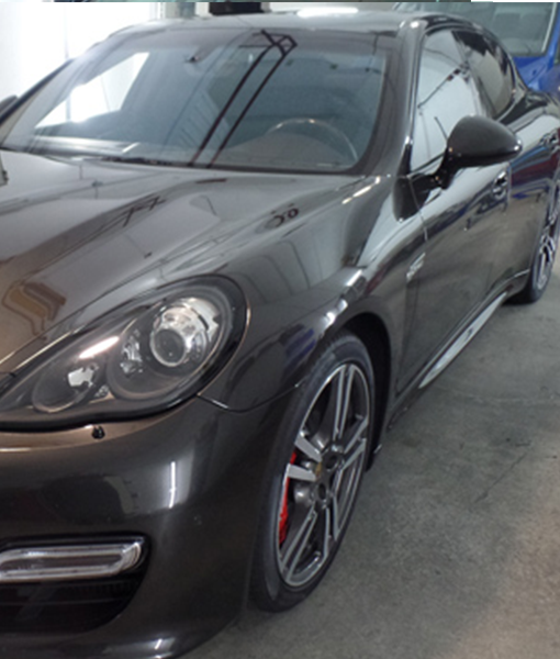 Glänzender schwarzer Porsche nach Fahrzeugaufbereitung – Dellentechnik Kempf veredelt Fahrzeuge im Landkreis Aschaffenburg, Miltenberg und hessischen Odenwald