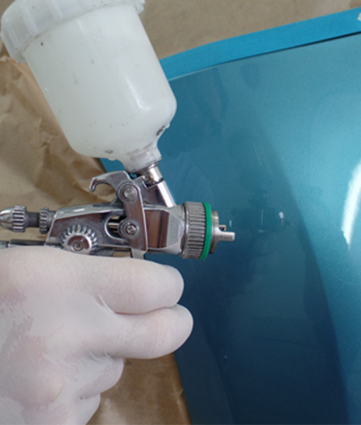 Spot-Lackierung an einem blauen Fahrzeugteil – Dellentechnik Kempf führt professionelle Smart‑Repair im Landkreis Aschaffenburg, Miltenberg und Odenwald durch
