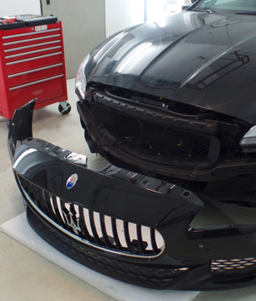 Demontierter Maserati-Stoßfänger in der Werkstatt – Dellentechnik Kempf repariert fachgerecht Premiumfahrzeuge im Raum Aschaffenburg, Miltenberg und Odenwald