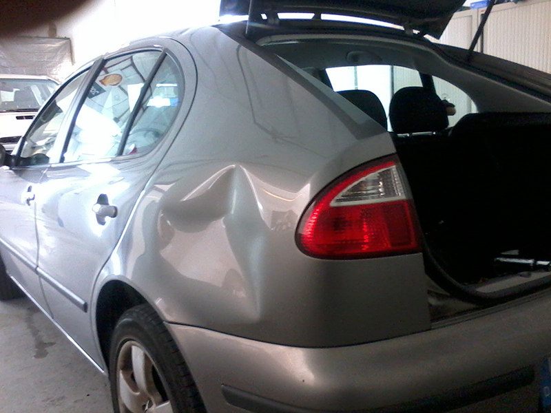 Starke Delle im hinteren Seitenteil eines silbernen Seat Leon nach einem Unfall