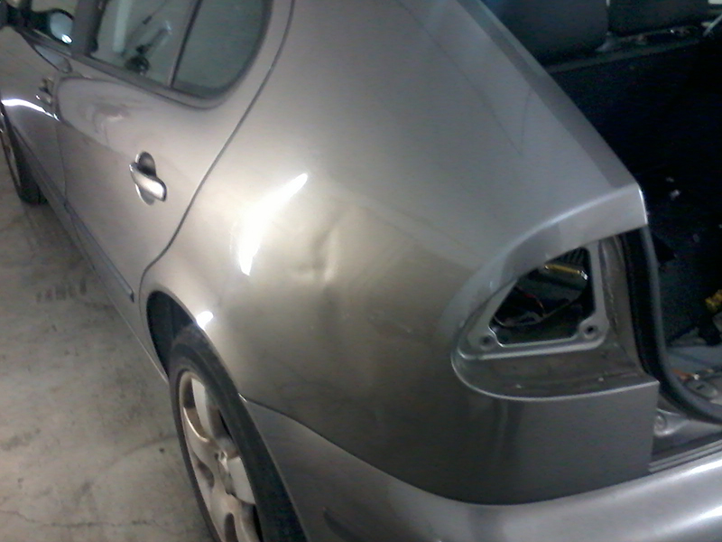 Reparaturfortschritt eines silbernen Seat Leon nach Unfallschaden am hinteren Seitenteil